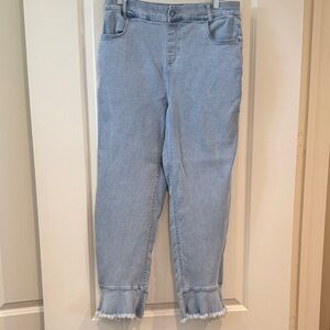 HUE Light Blue Cropped Jeans with Frayed Hem